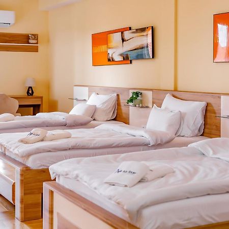 Готель Airstar Surcin Екстер'єр фото