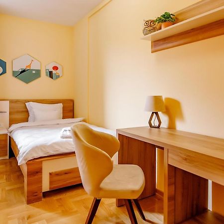 Готель Airstar Surcin Екстер'єр фото