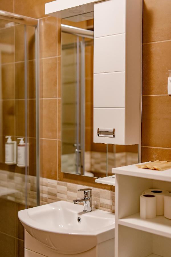 Готель Airstar Surcin Екстер'єр фото
