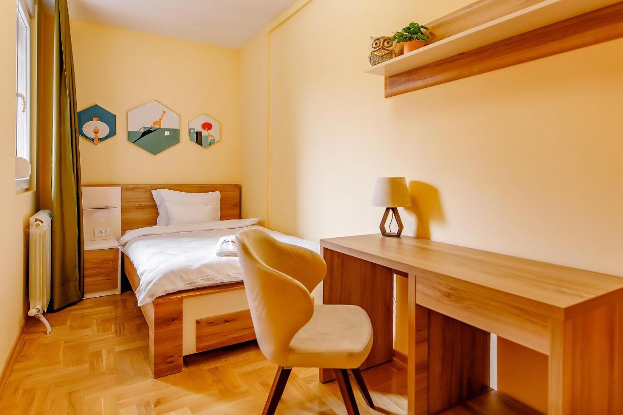 Готель Airstar Surcin Екстер'єр фото