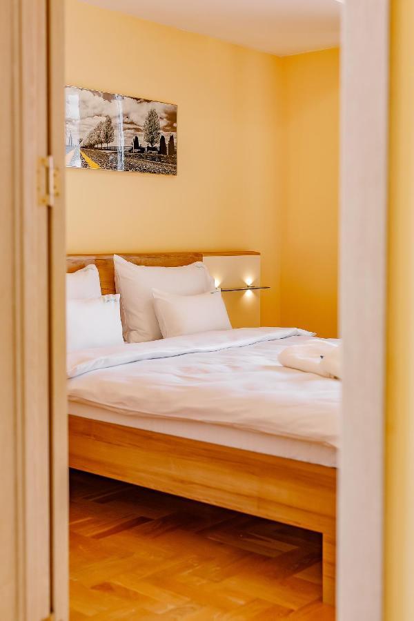 Готель Airstar Surcin Екстер'єр фото