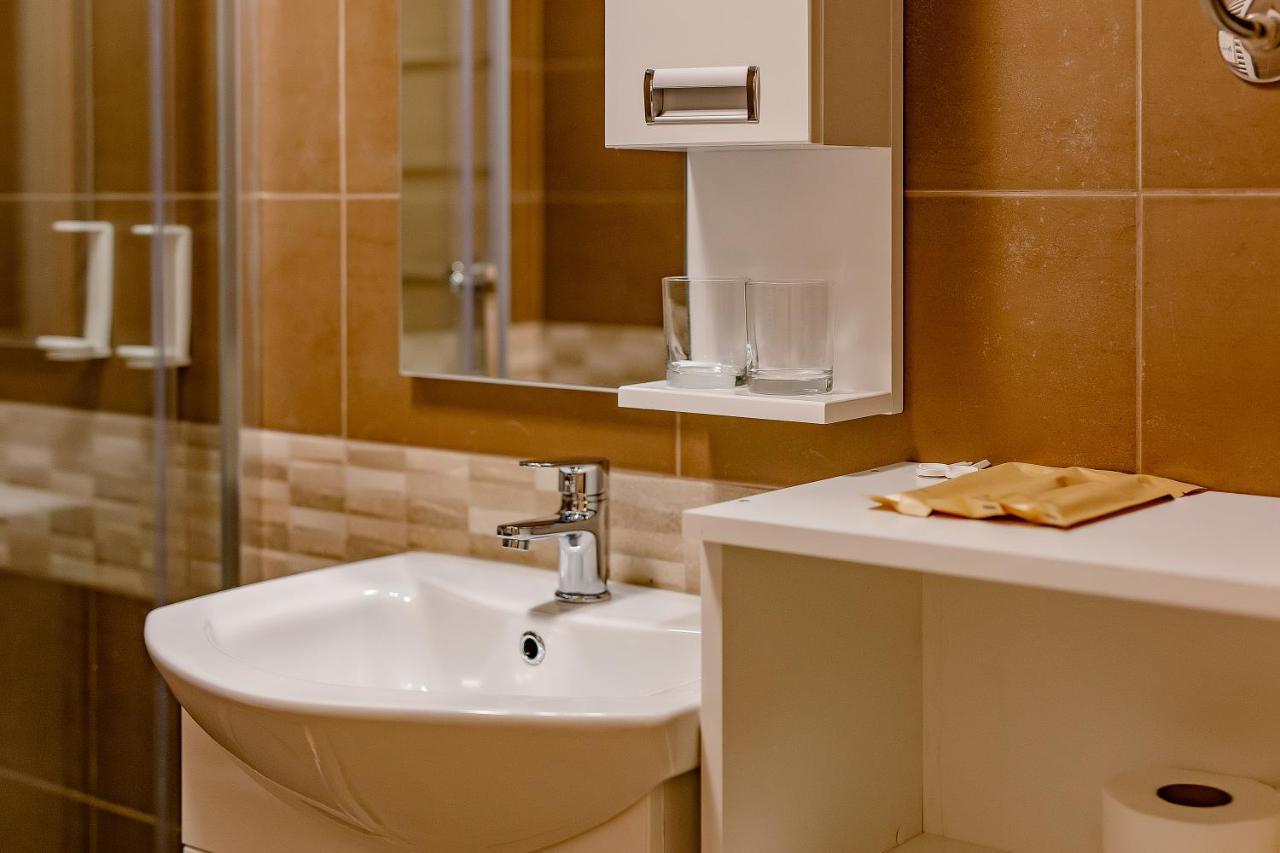 Готель Airstar Surcin Екстер'єр фото