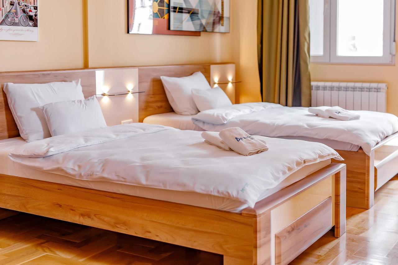 Готель Airstar Surcin Екстер'єр фото