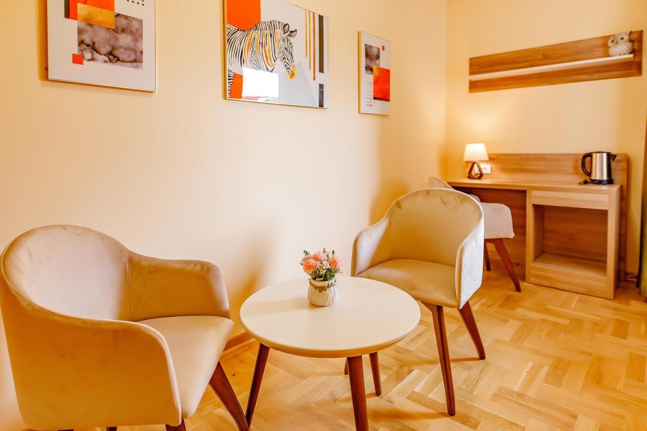 Готель Airstar Surcin Екстер'єр фото