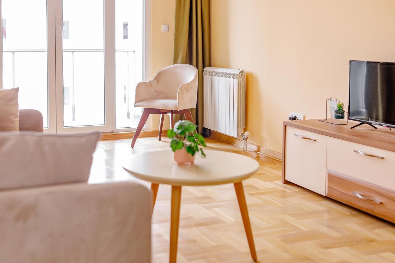 Готель Airstar Surcin Екстер'єр фото