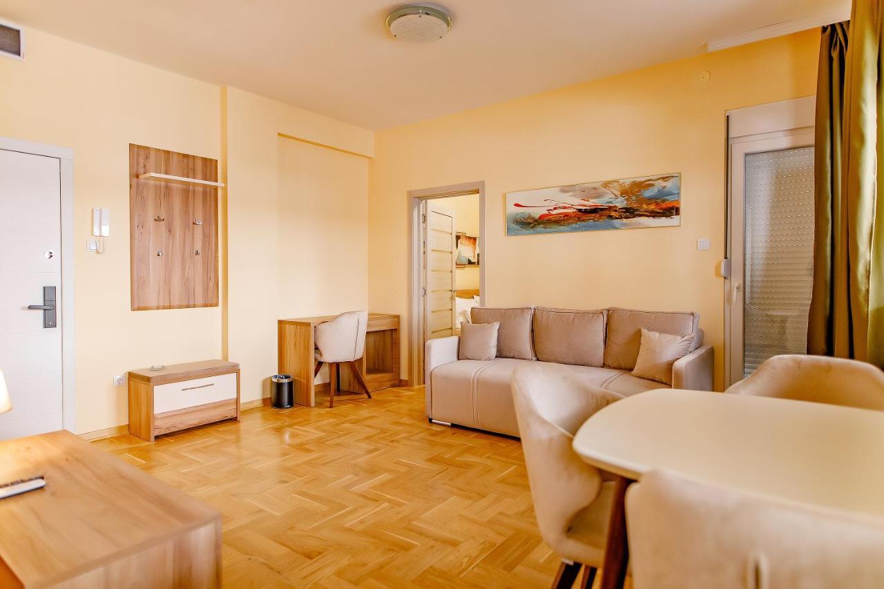 Готель Airstar Surcin Екстер'єр фото