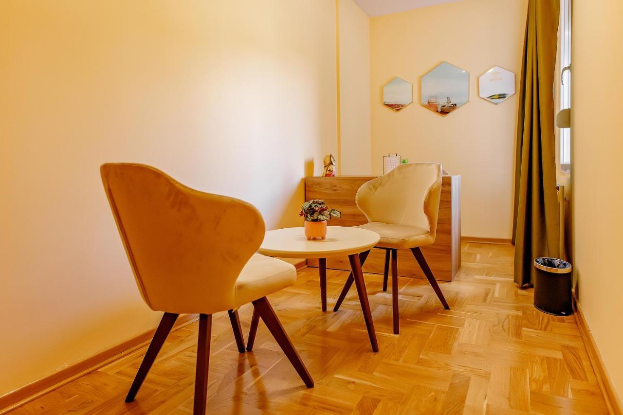 Готель Airstar Surcin Екстер'єр фото