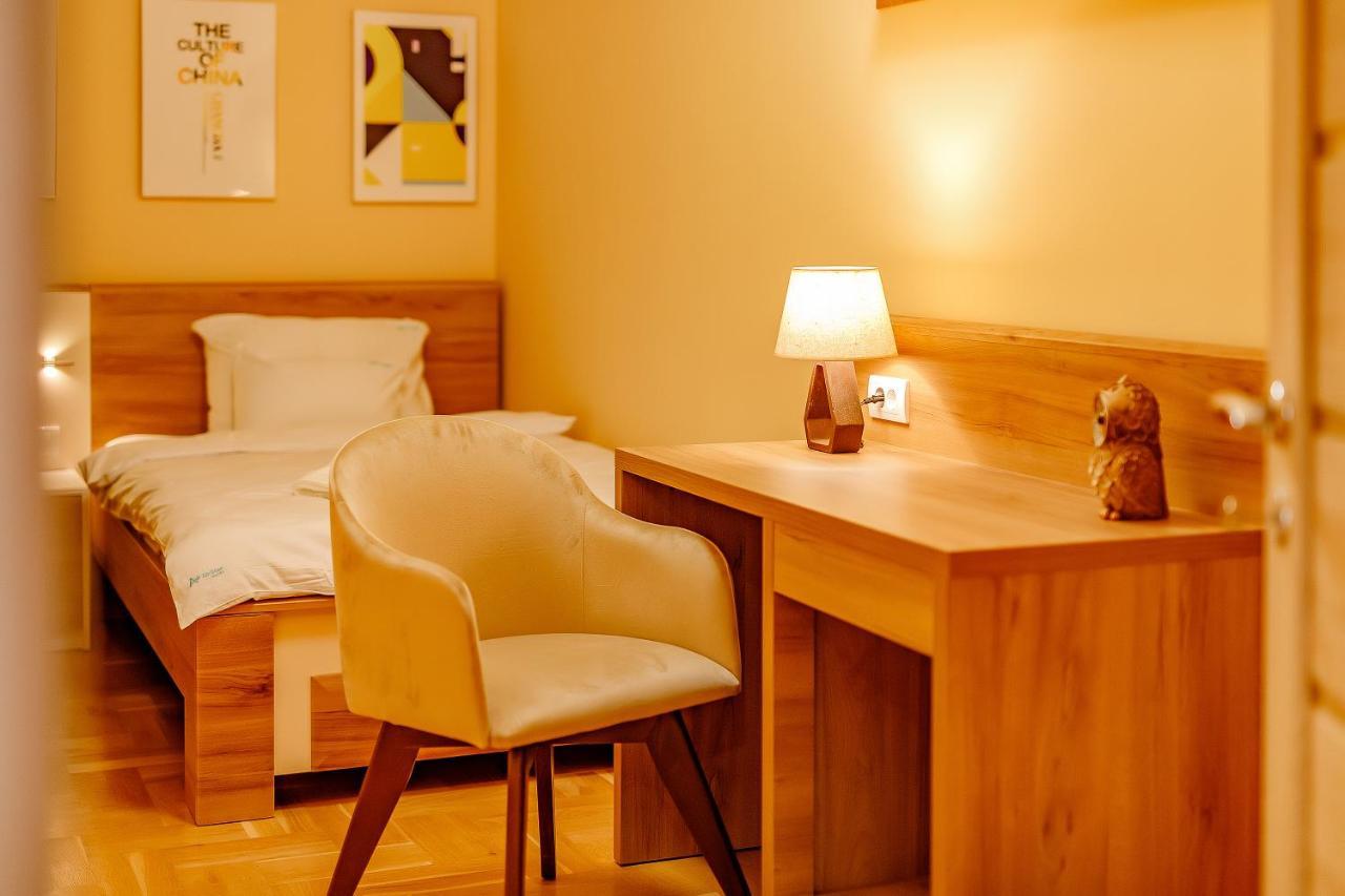 Готель Airstar Surcin Екстер'єр фото