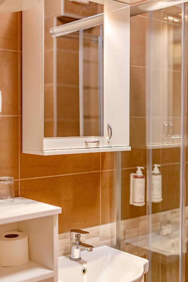 Готель Airstar Surcin Екстер'єр фото