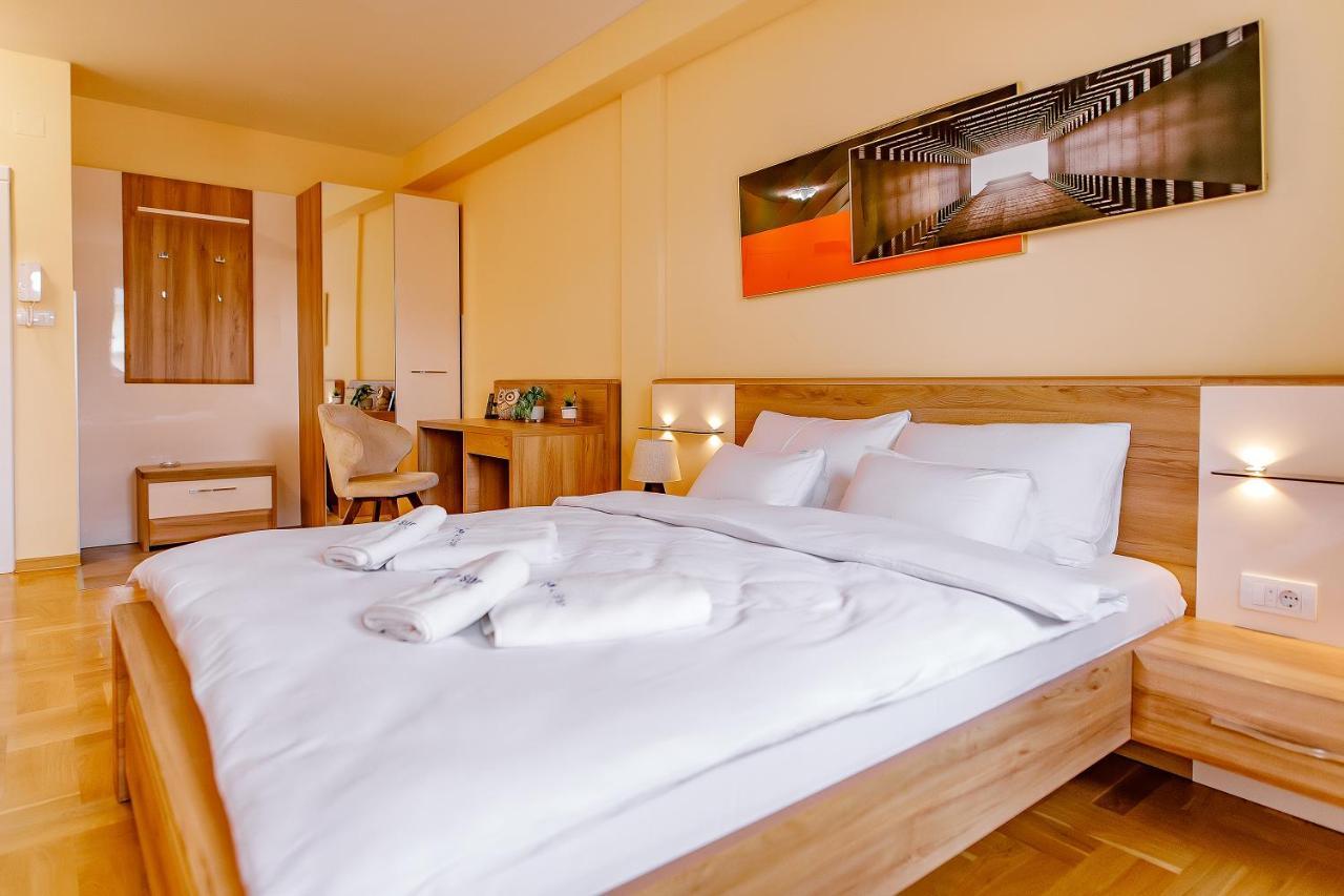 Готель Airstar Surcin Екстер'єр фото