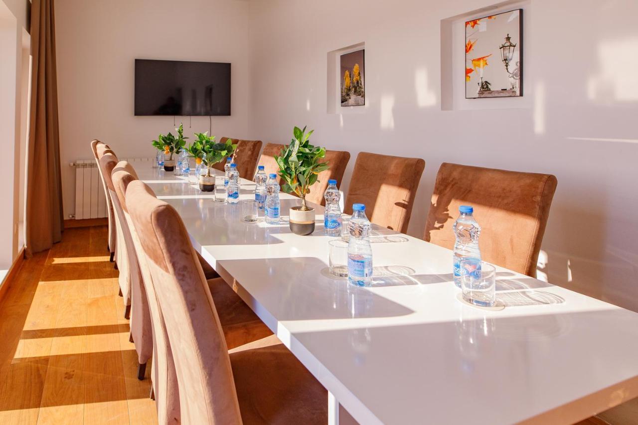 Готель Airstar Surcin Екстер'єр фото