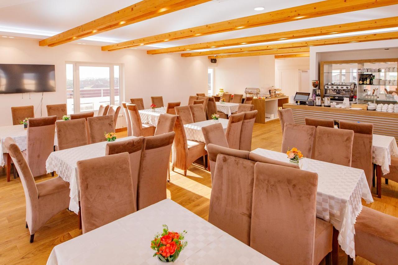 Готель Airstar Surcin Екстер'єр фото